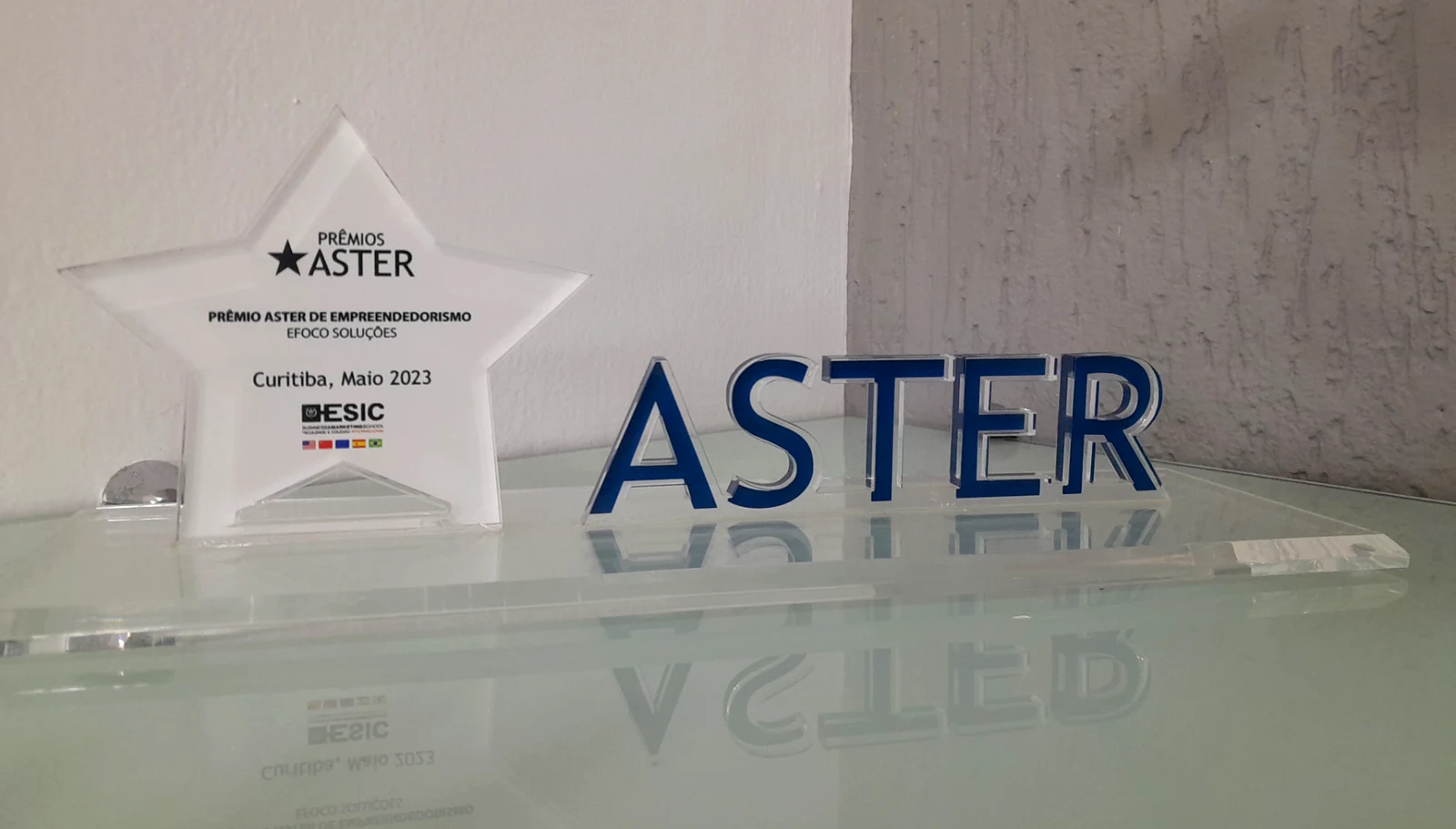 Troféu do Prêmio Áster de Empreendedorismo recebido pela eFoco Soluções em 2023